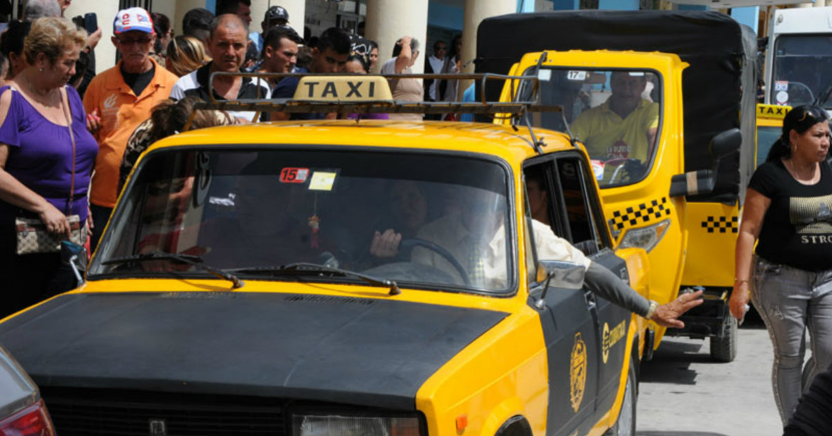 Los taxis prestan servicio gratis a los familiares de los fallecidos en Holguín. © Ahora