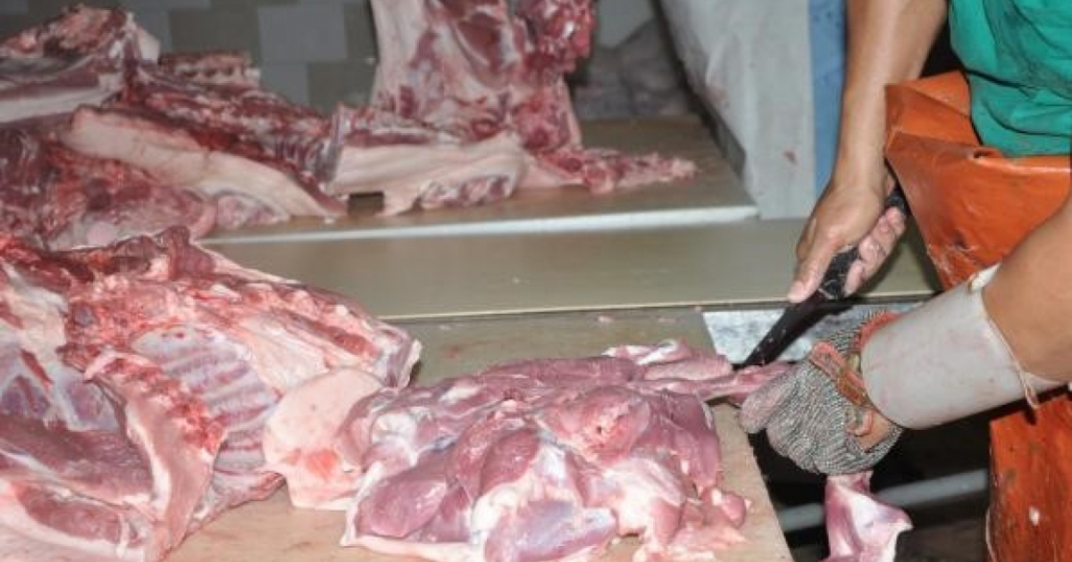 Carne de cerdo en un mercado espirituano. © Escambray/ Vicente Brito