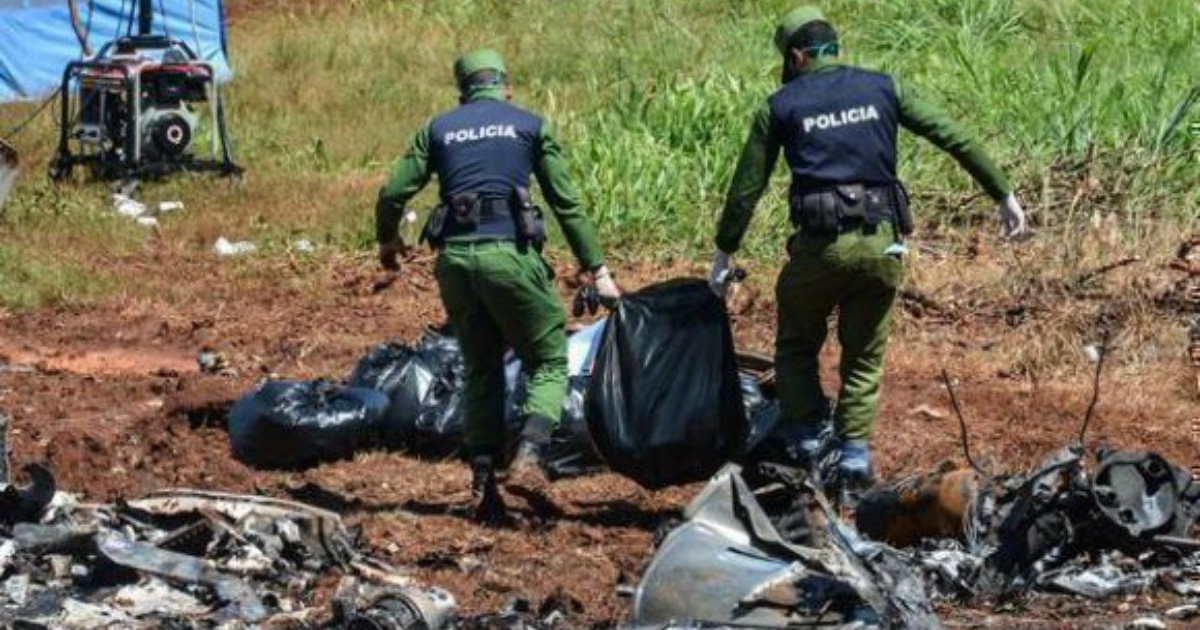 Agentes de la Policía cubana, recogiendo los restos de fallecidos en el accidente aéreo. © Cubadebate