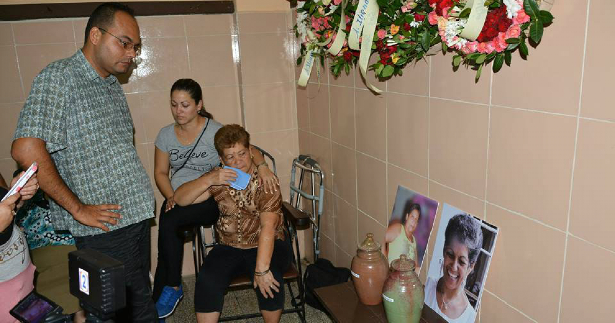Familiares y amigos se despiden de Inés e Ileana durante el velorio © Facebook / La Demajagua