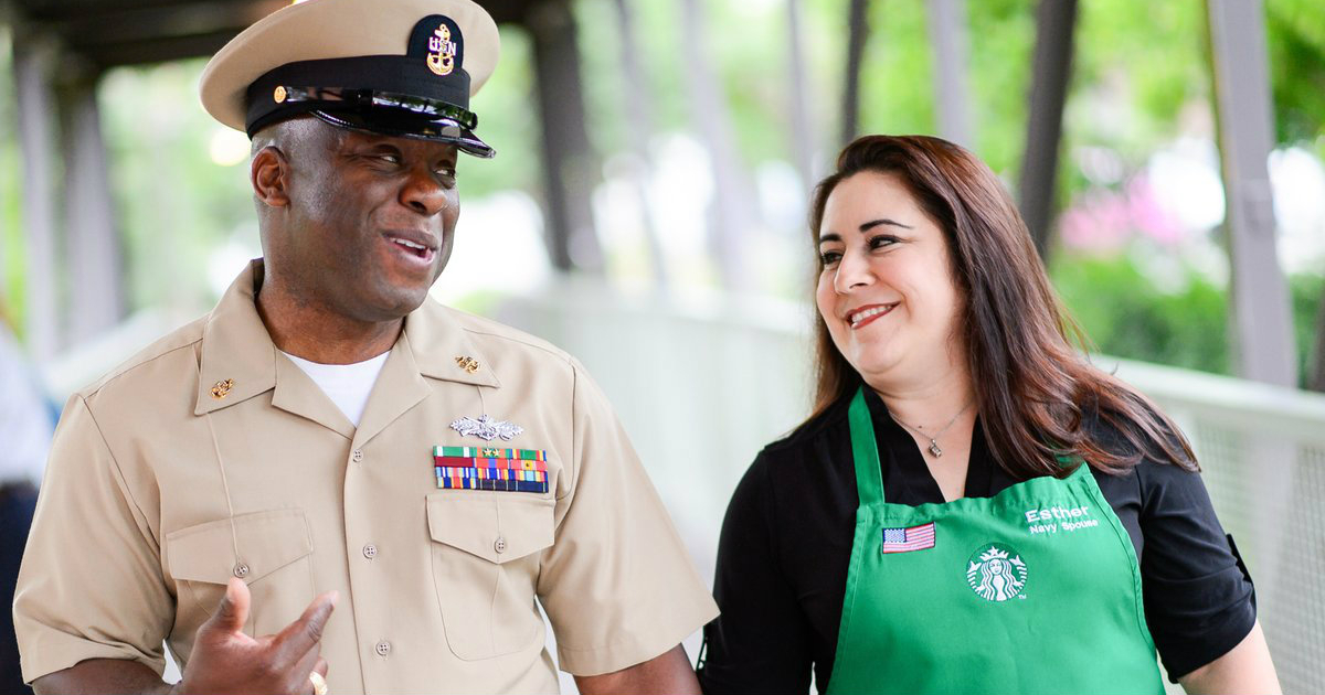 Una especialista en operaciones regionales de Starbucks, junto a su esposo © Twitter/ Starbucks
