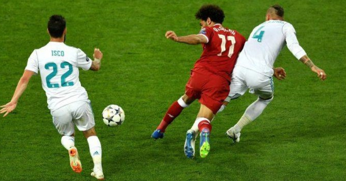 Ramos hace caer a Salah. © Twitter/ NBC Sports