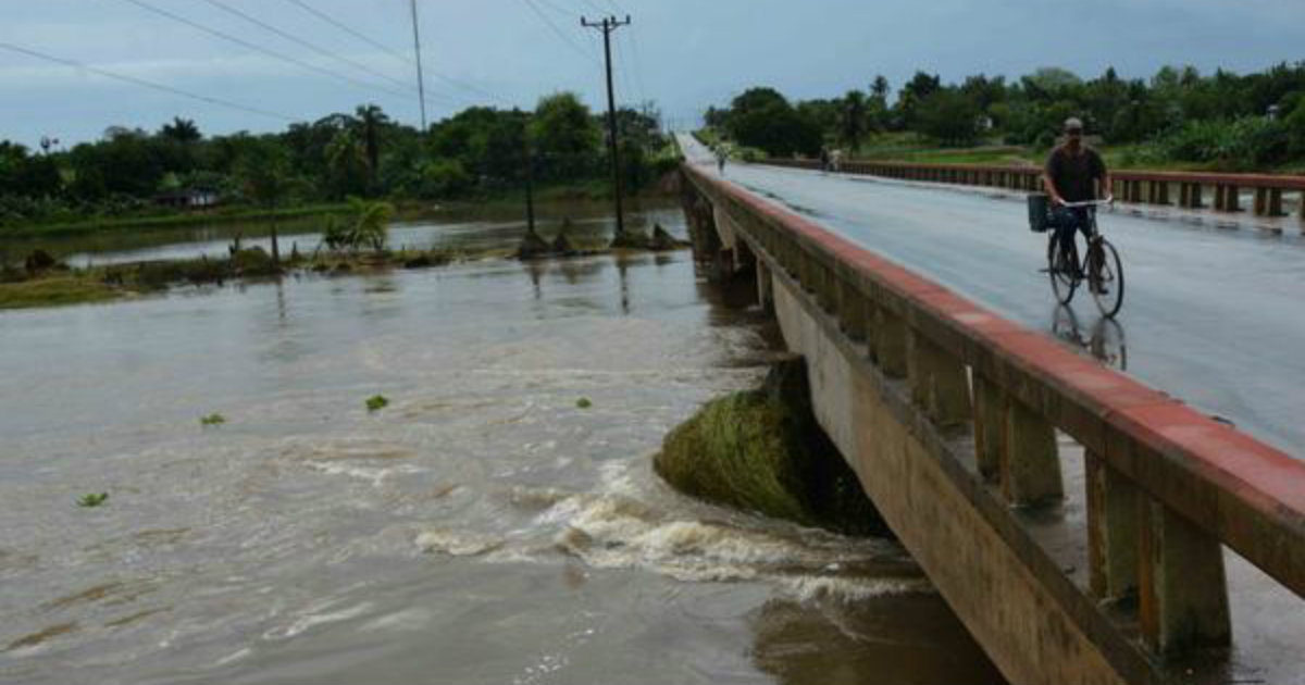 Río crecido a su paso por Cienfuegos. © ACN