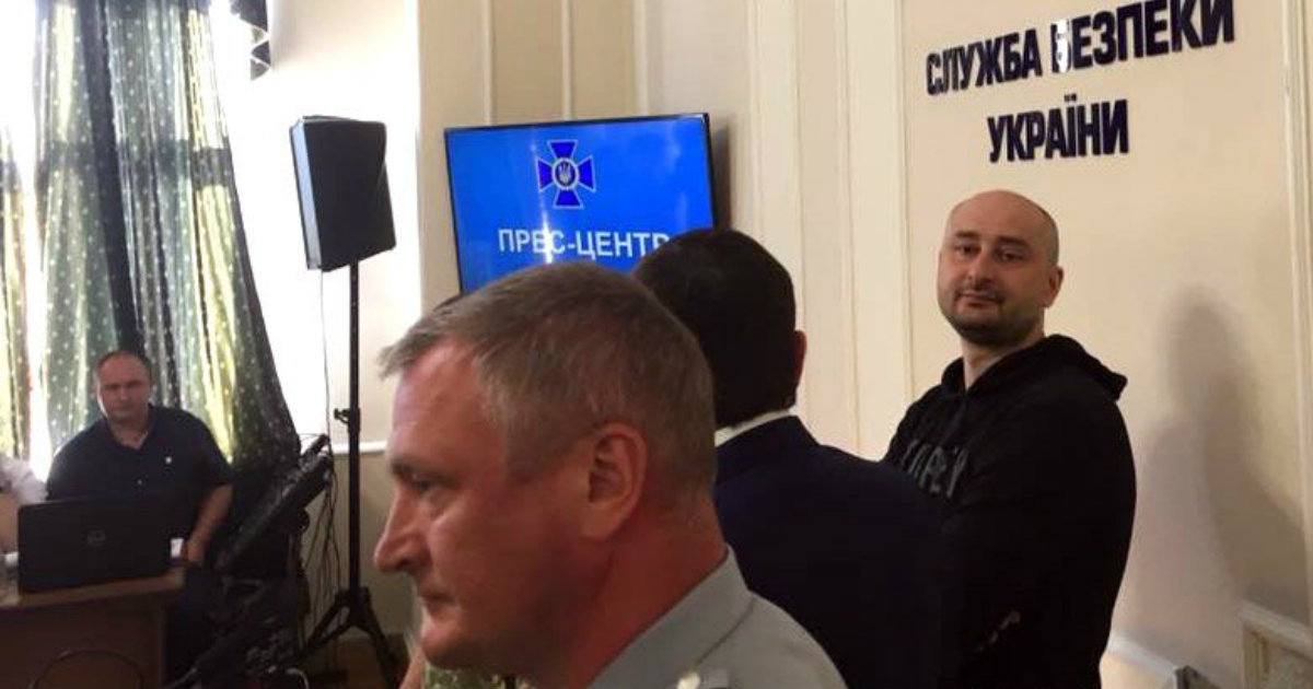 Arkady Babchenko, a la derecha, mirando a la cámara. © Ukraine / Україна ‏/ Twitter