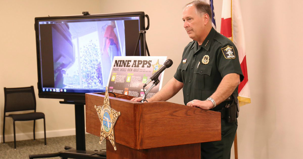 El Sheriff de Sarasota anunciando la detención de 21 hombres que buscaban sexo con niños. © Police Sarasota / Twitter