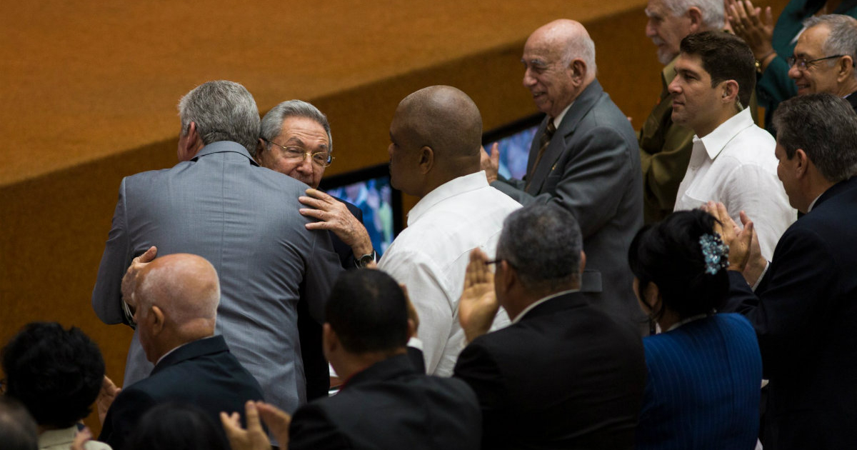 Miguel Díaz-Canel y Raúl Castro se abrazan © Twitter/CubaMinrex