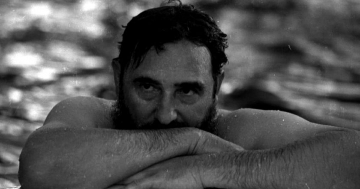 Fidel Castro en una piscina el 28 de mayo de 1972 © Prensa Latina