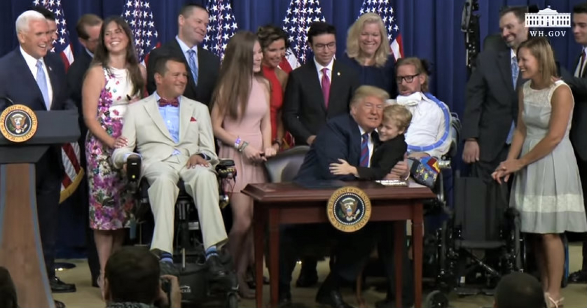 El presidente Trump se abraza a un niño durante una rueda de prensa © Youtube / The White House
