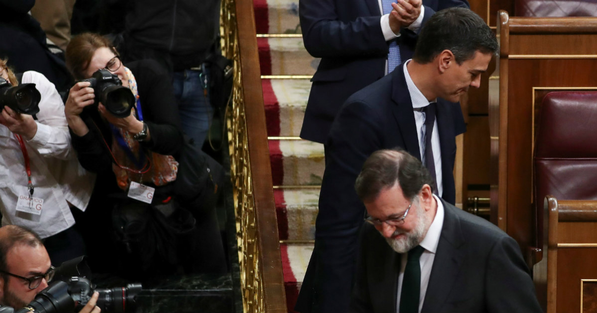 Mariano Rajoy y Pedro Sánchez se cruzan en el Congreso de los Diputados © Reuters / Sergio Perez