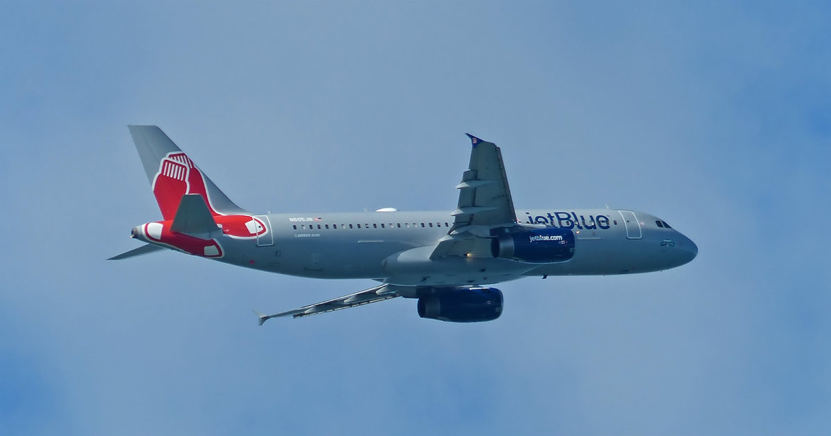 Avión de JetBlue en pleno vuelo © Wikimedia Commons