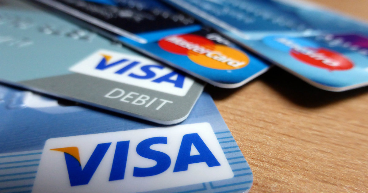 Varias tarjetas de crédito superpuestas sobre una mesa © Flickr / Sean MacEntee