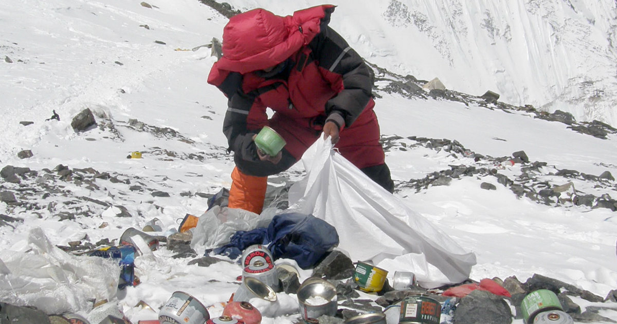 Un sherpa recoge basura en el monte Everest © Twitter/Ecoportal