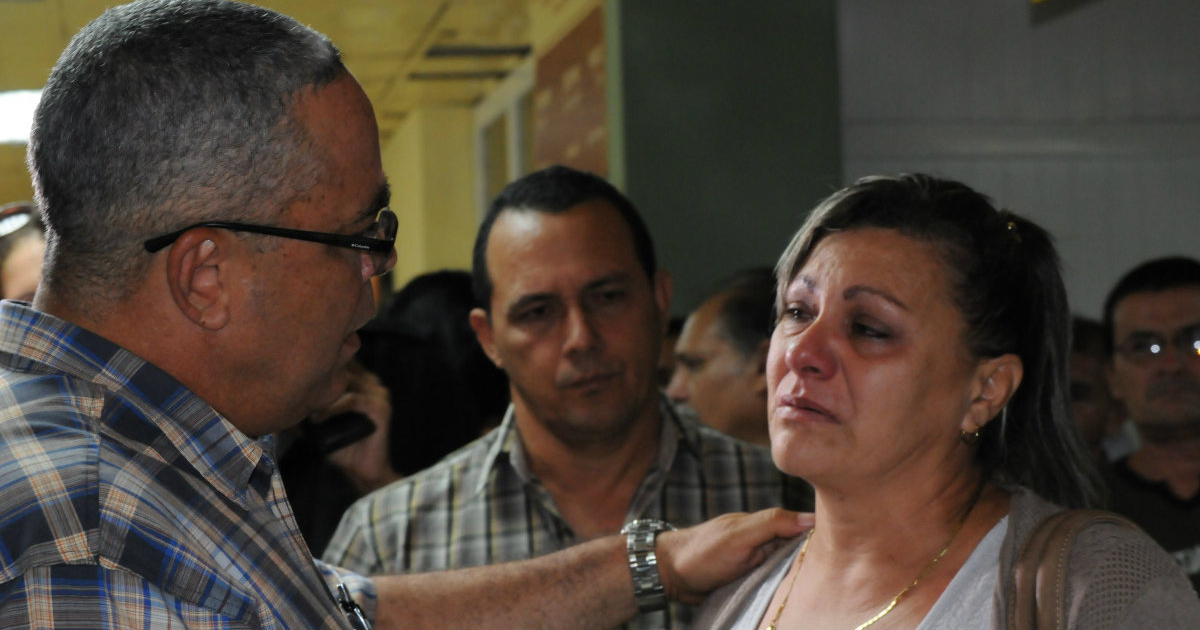 Familiar de uno de los fallecidos en el accidente de avión, llora desconsolada. © Juventud Rebelde.
