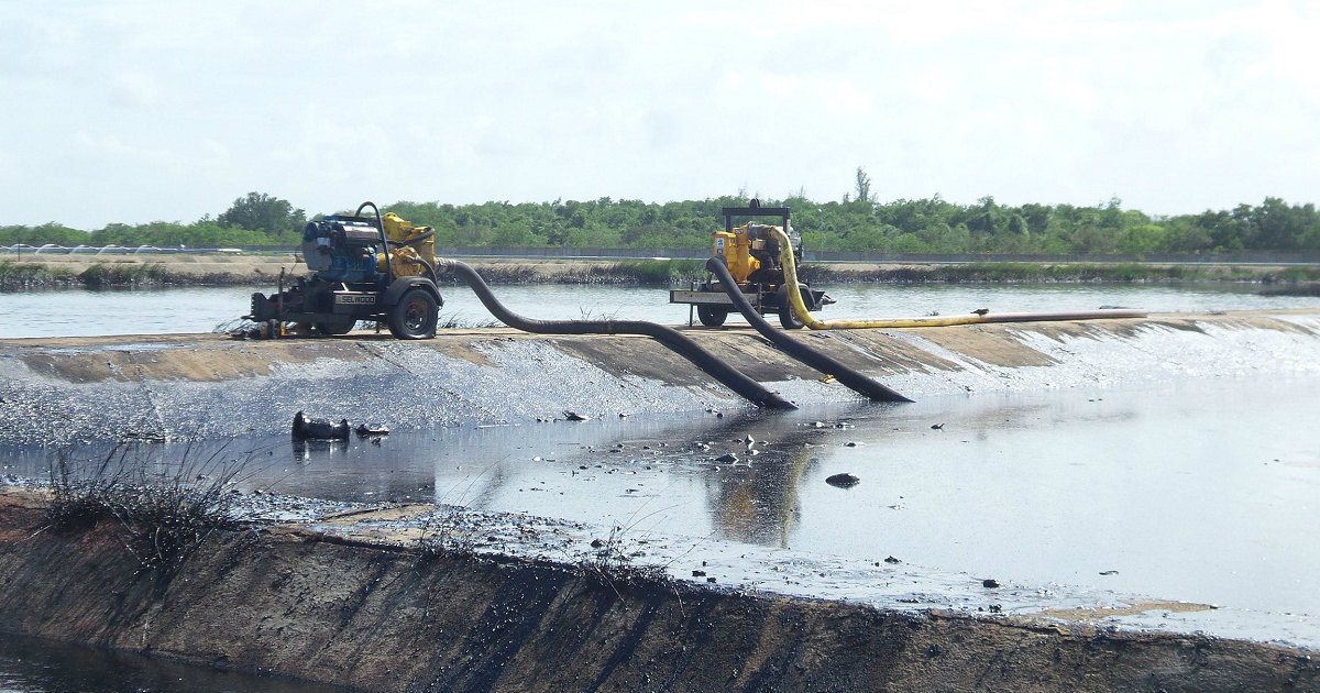 Máquinas extraen petróleo de la Bahía de Cienfuegos. © Juventud Rebelde.