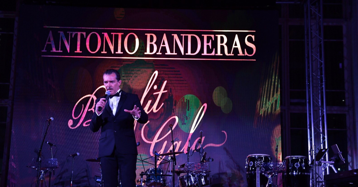 Antonio Bandera durante la Gala Benéfica de la MIAFW © Twitter / Antonio Banderas