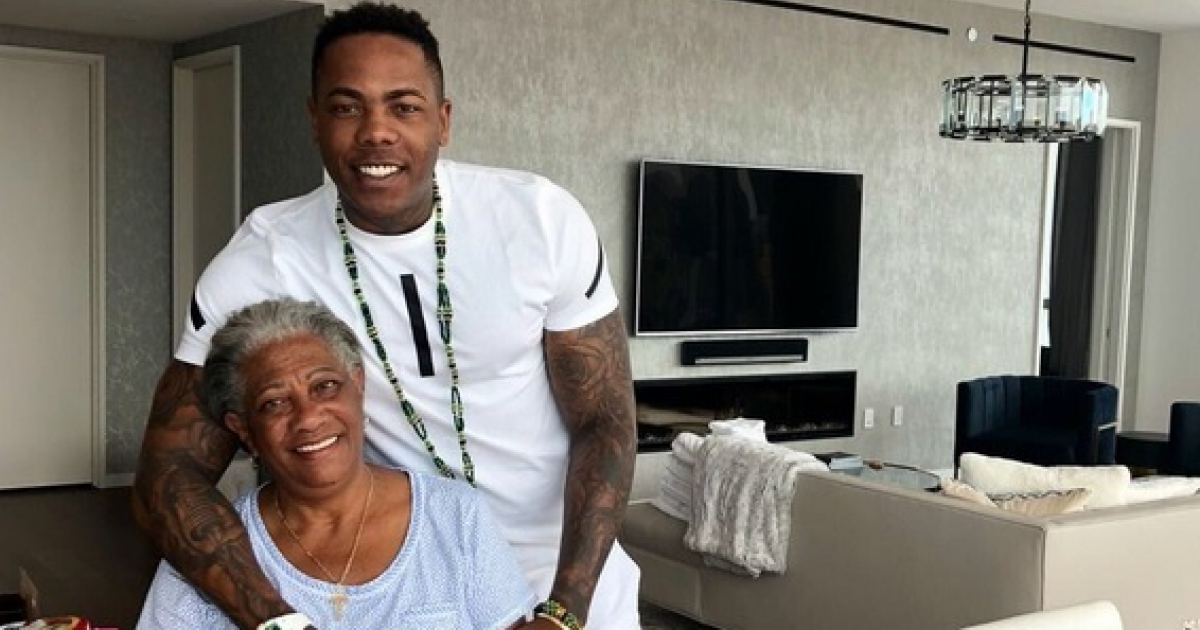 Aroldis Chapman y su mamá © Twitter / Aroldis Chapman 