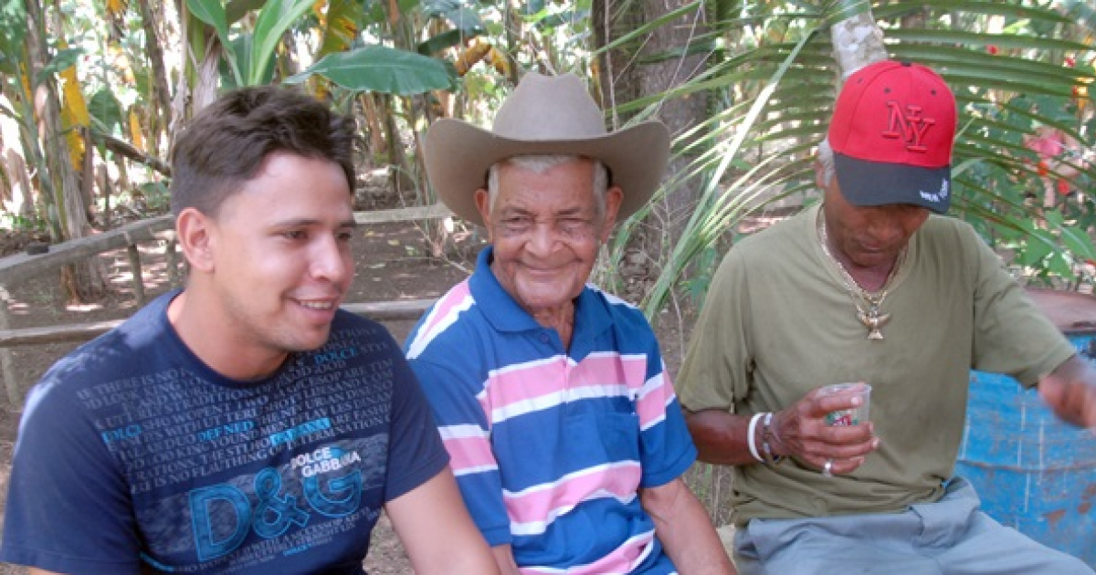 En el medio, Fernando Lambert, de 101 años © Sierra Maestra