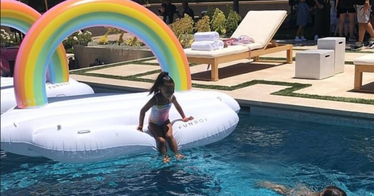 North y Penelope jugando en la piscina © Instagram / Kourtney Kardashian