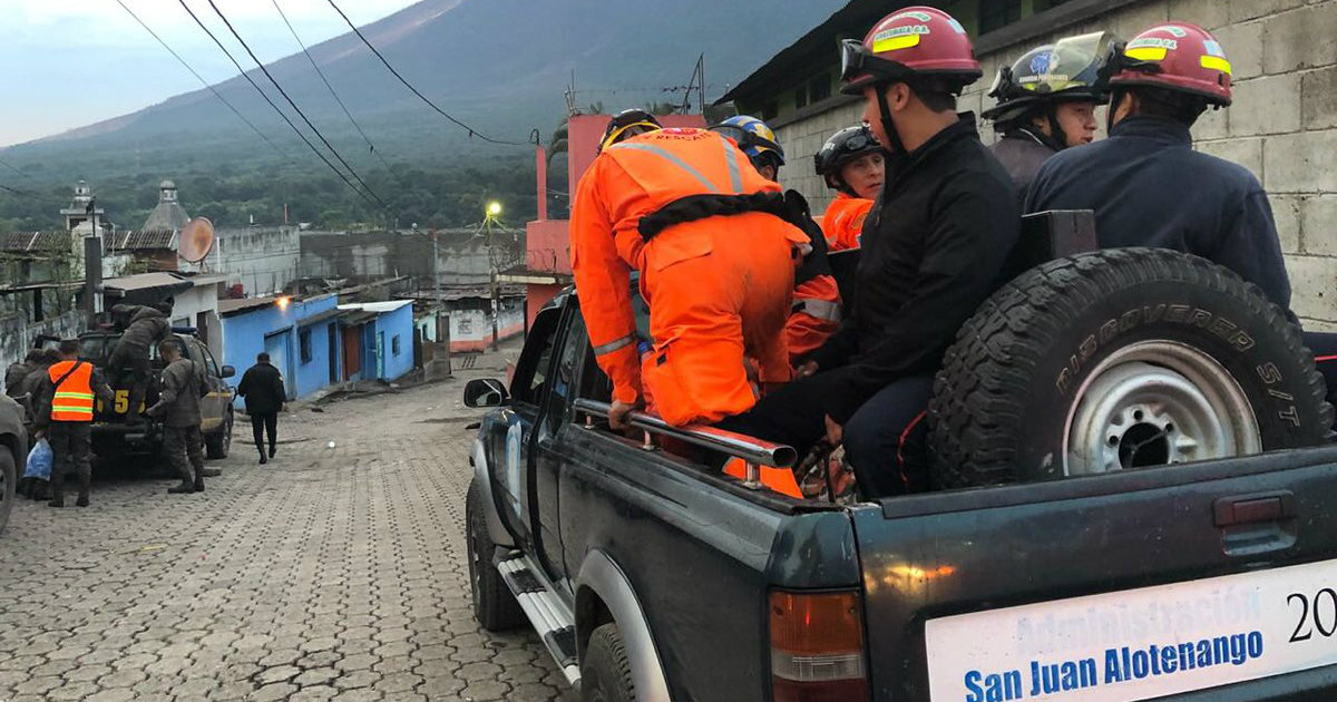 Equipos de rescate en las inmediaciones del Volcán de Fuego, en Guatemala. © Conred Guatemala / Twitter