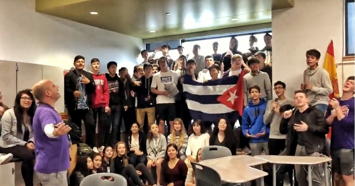 El profesor de español Carlos Lazo cantando "Cuba Isla Bella" junto a sus alumnos en Seattle. © Fotograma del Video publicado por Carlos Lazo.