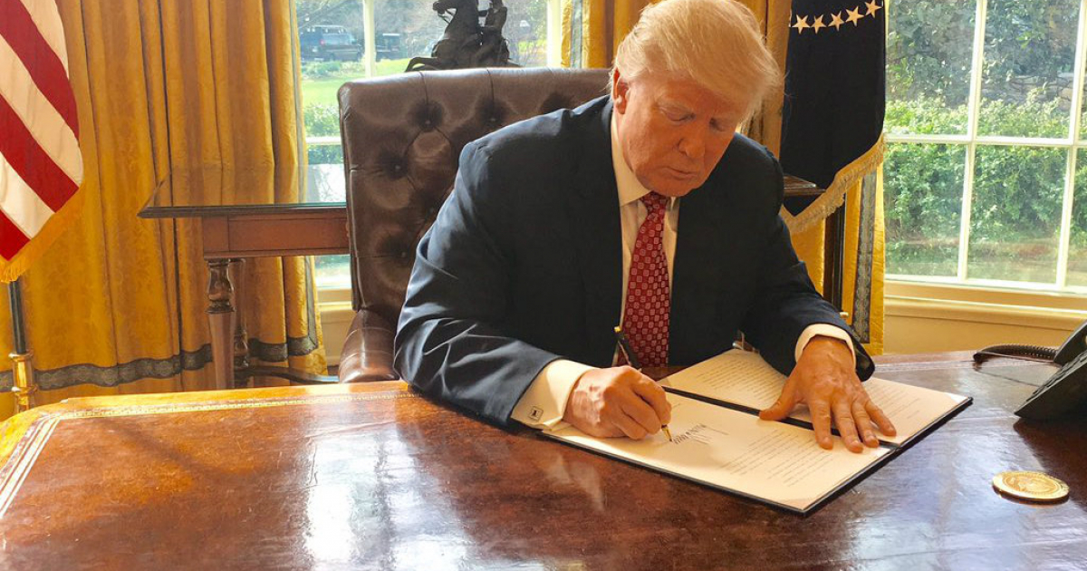 El presidente Trump firma una orden ejecutiva en su despacho de la Casa Blanca © Wikipedia