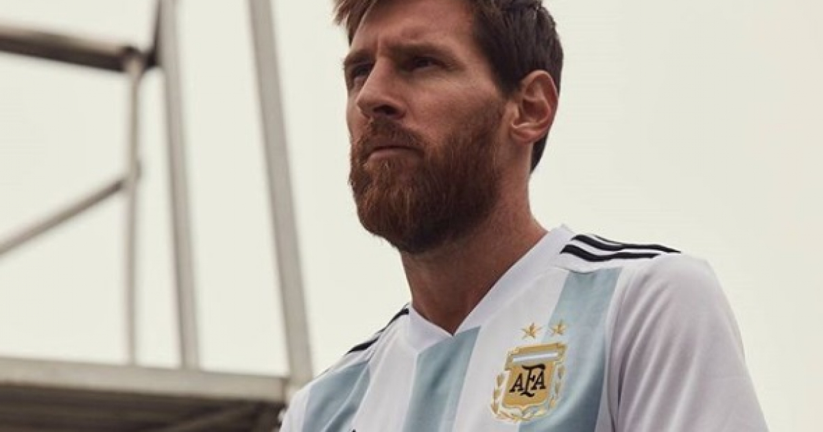 Leo Messi posa con el semblante serio con la camiseta de Argentina © Instagram / Leo Messi