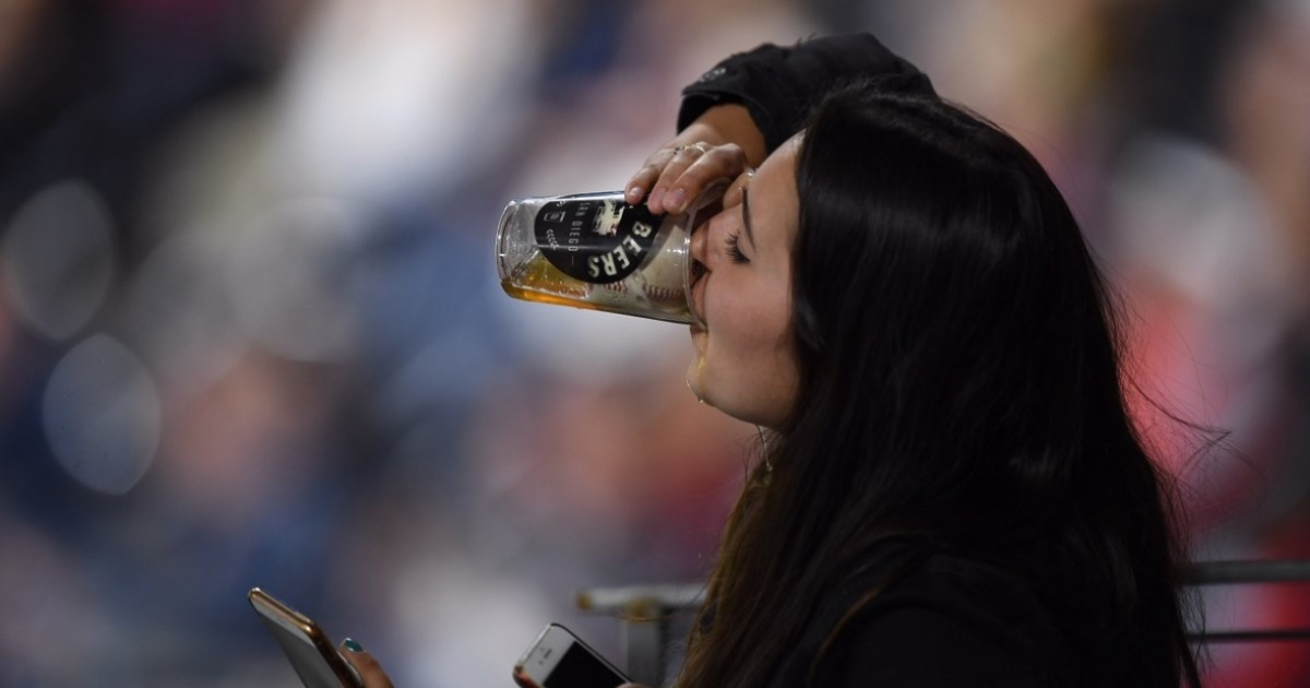 Aficionada atrapa una pelota de béisbol con su vaso de cerveza. © Petco Park / Twitter