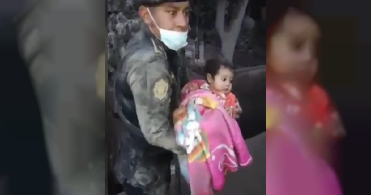 Bebé rescatada de su casa en Guatemala. © Captura de video en Youtube.