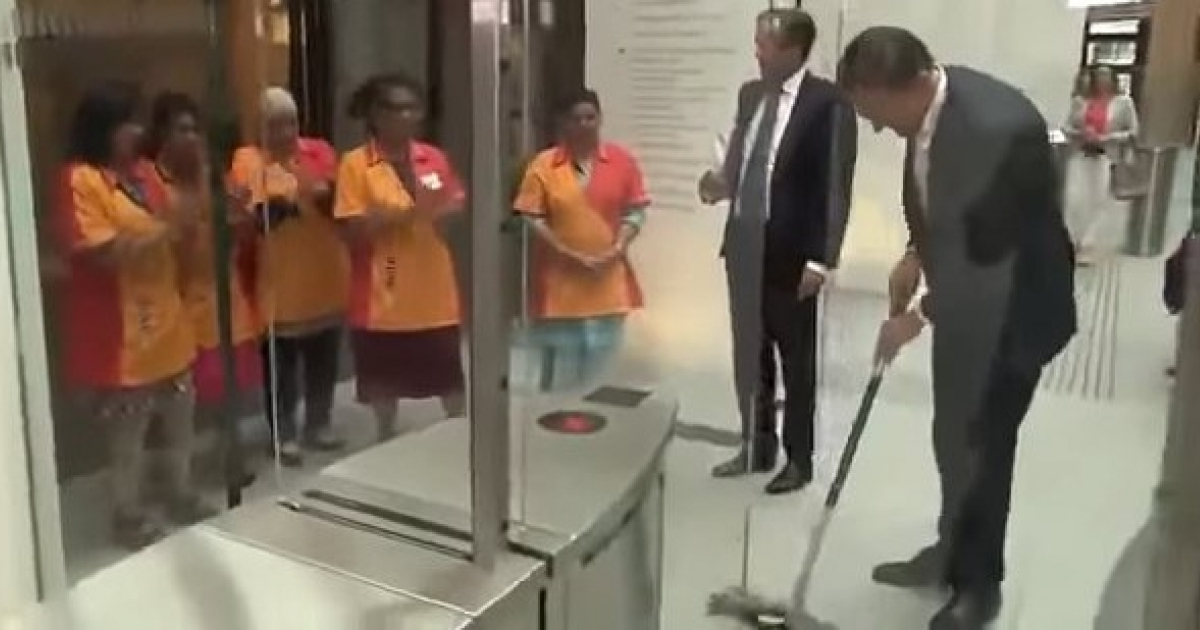 Primer ministro holandés limpia un café. © Dirk Janseen/ Twitter Captura de video