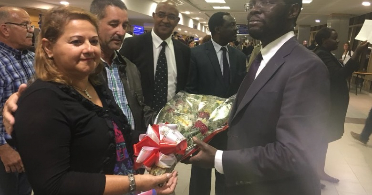 Médicos cubanos reciben un obsequio a su llegada a Kenia © Twitter / @KenyaGovernors