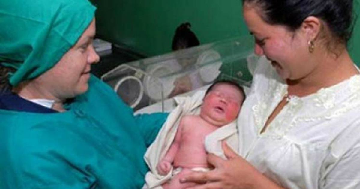 Un bebé recién nacido es atendido en un hospital de Cuba © Prensa Latina