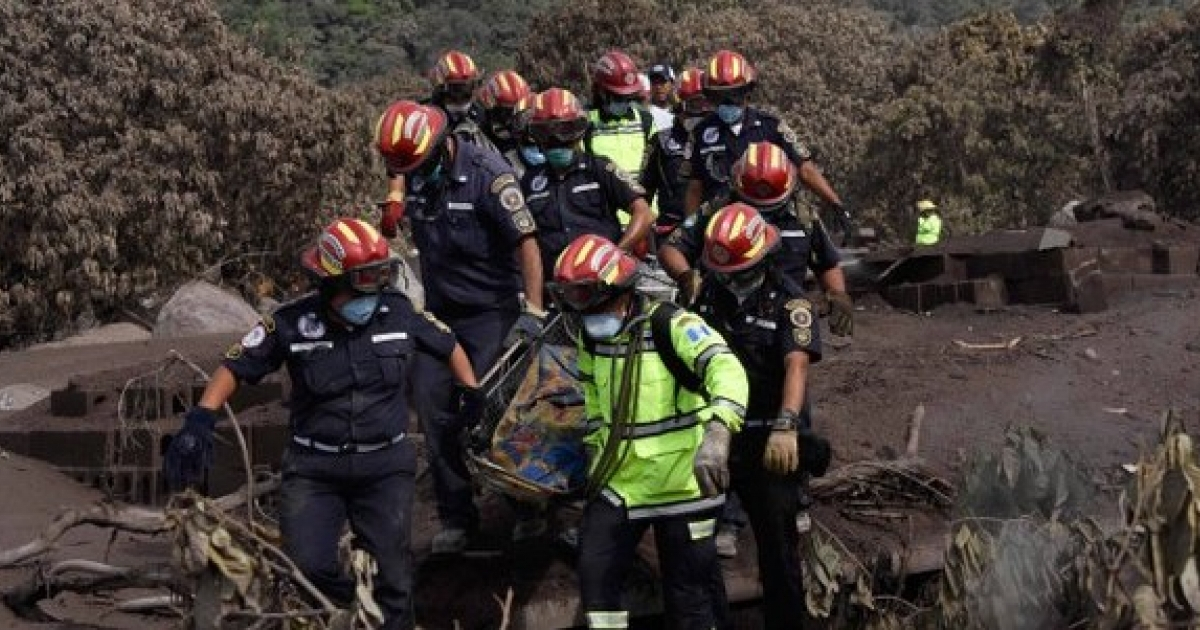 Rescatistas en Guatemala. © LA FM 1.100 AM NEIVA/ Twitter