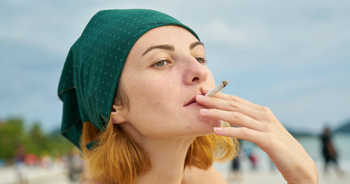 Joven fumando en una imagen de archivo © Pixabay