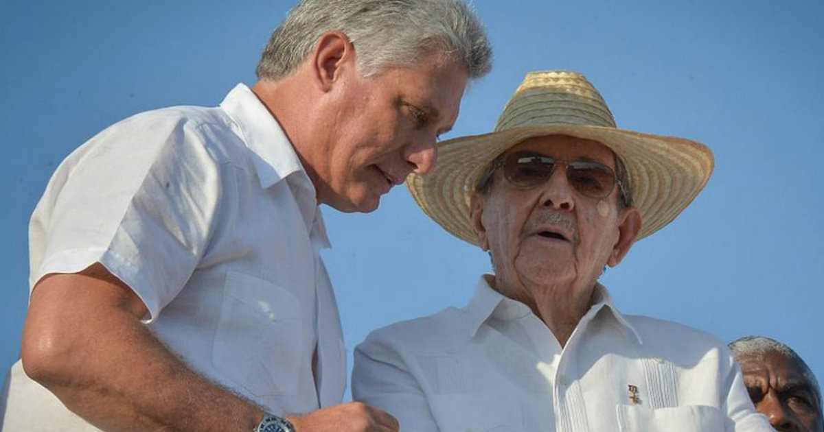 Miguel Díaz-Canel y Raúl Castro, en la Plaza de la Revolución, el 1ro de mayo. © Cubadebate.