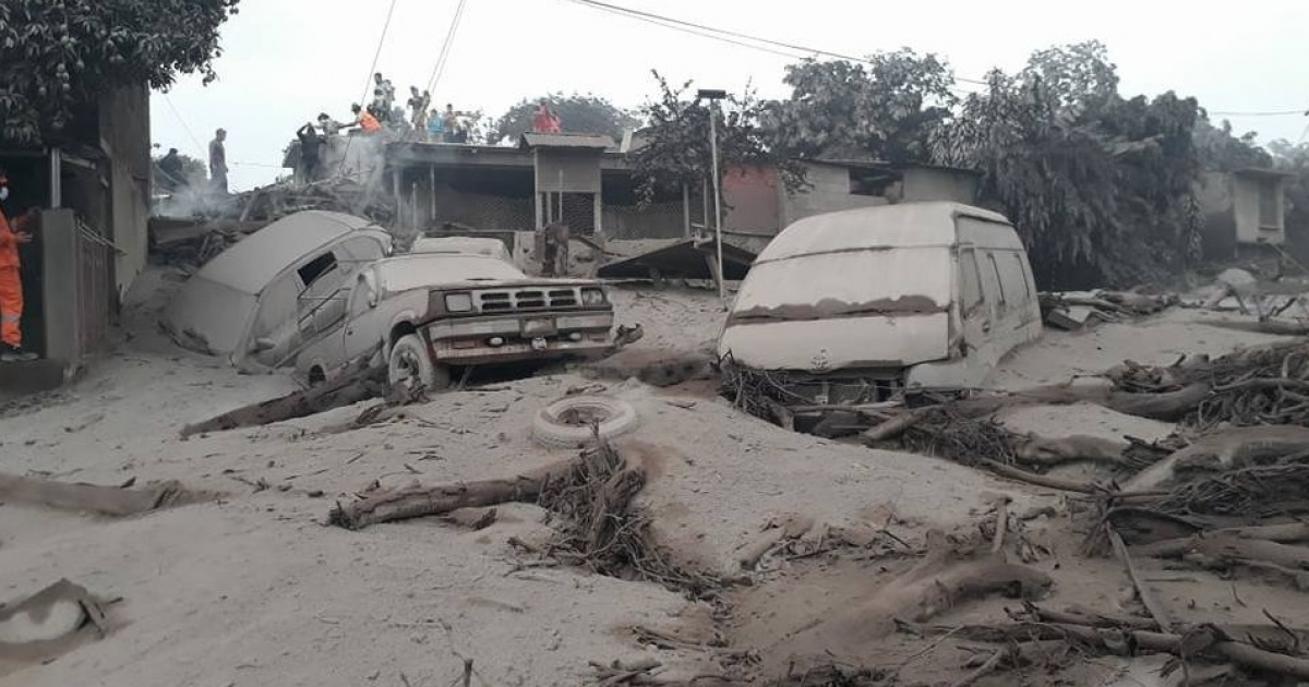 Autos sepultados tras la erupción del volcán en Guatemala © Twitter / @gchigna