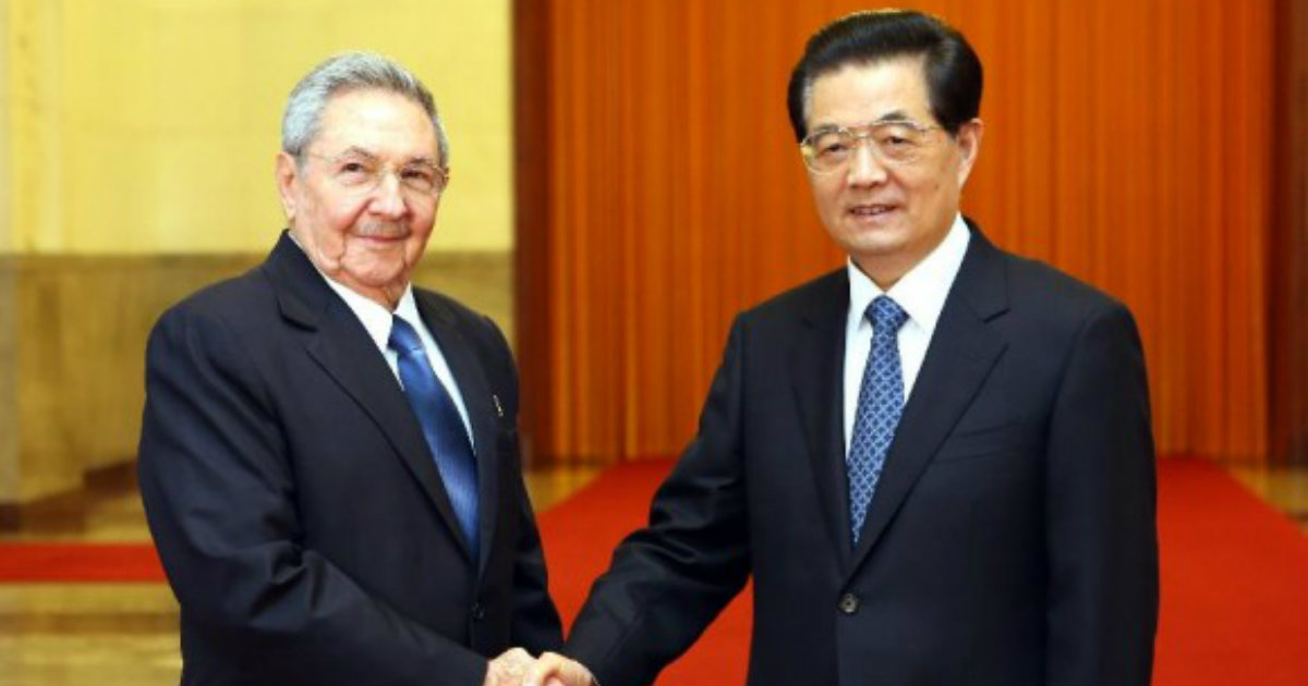 Raúl Castro y el mandatario chino Hu Jintao, en Beijing. © Cubahora.