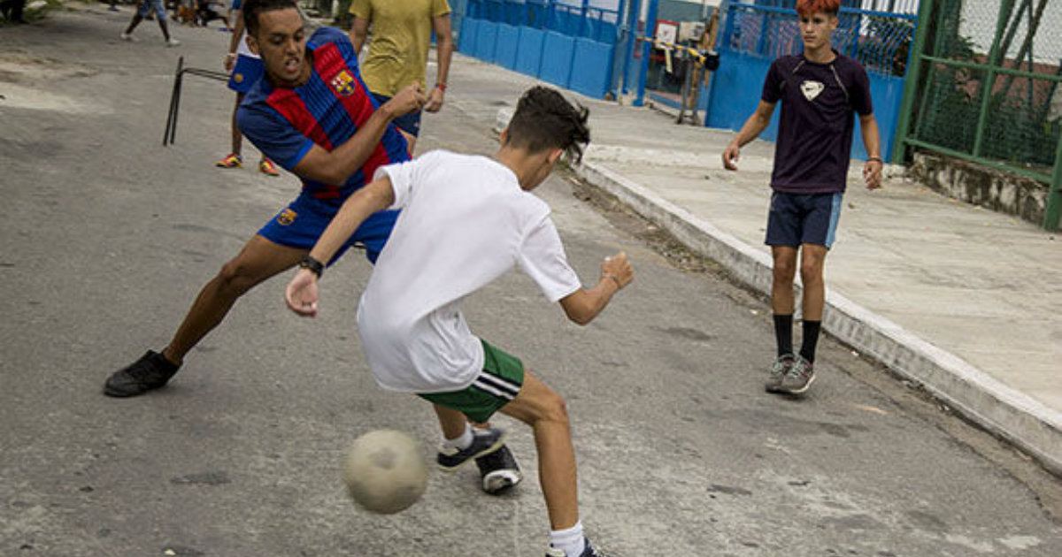 Niños jugando al fútbol en una calle del barrio del Canal, en el Cerro. © Juventud Rebelde.