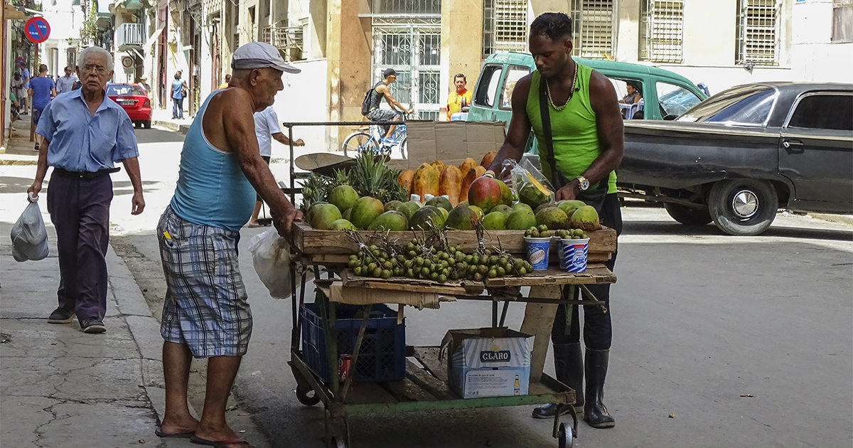 Vendedor ambulante de La Habana, en una foto de archivo. © CiberCuba.