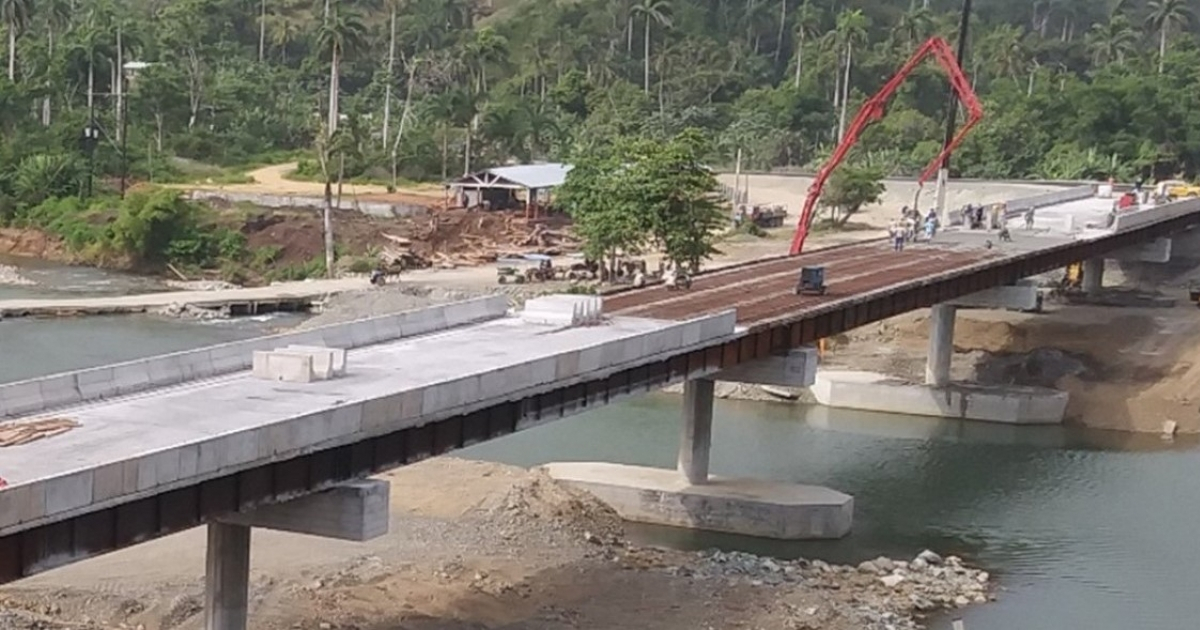 Construcción del puente sobre el río Toa. © Venceremos