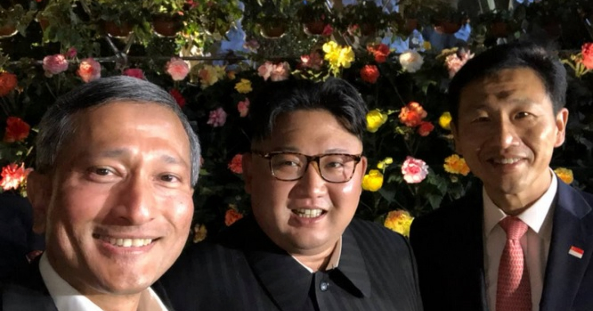 Kim Jong-un con políticos singapurenses © Twitter / Vivian Balakrishnan