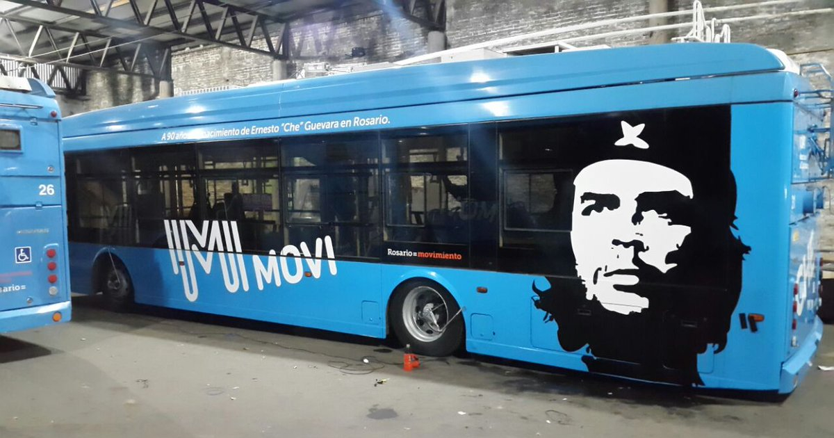 Imagen del Che en ómnibus © Twitter/ Federación Juvenil Comunista de la Argentina