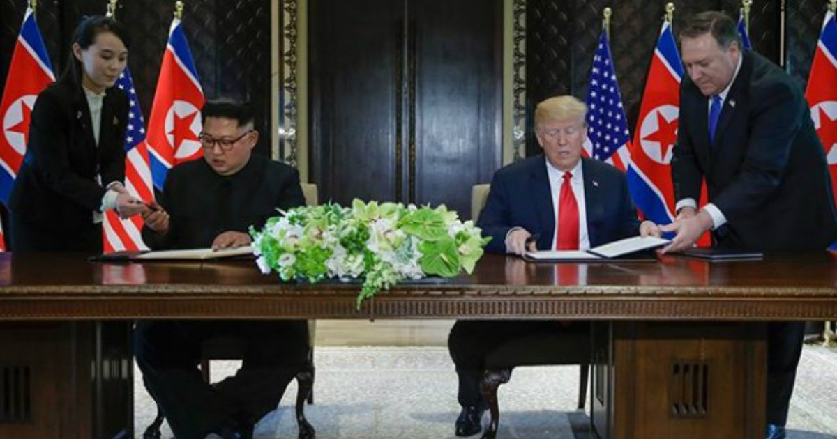 Donald Trump y Kim Jong-un firmando © Instagram/ U.S. Department of State