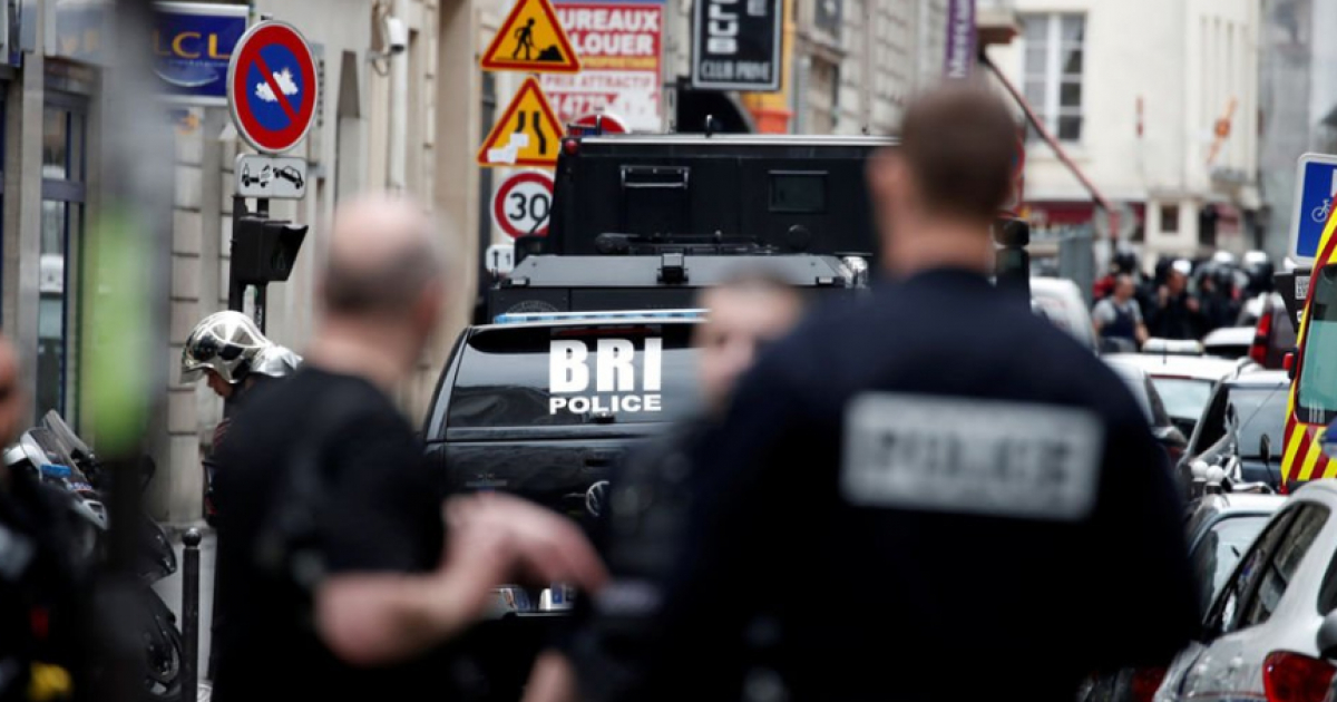 Operativo por hombre armado en París © Twitter