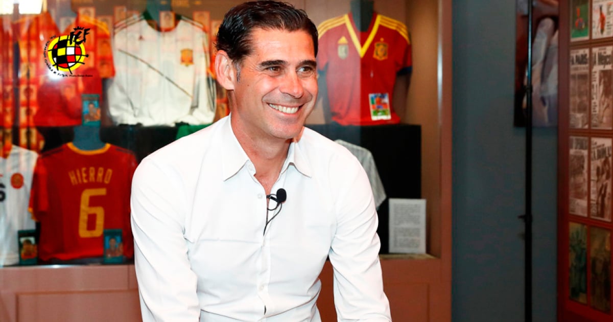Fernando Hierro sonríe durante una entrevista © sefutbol.com