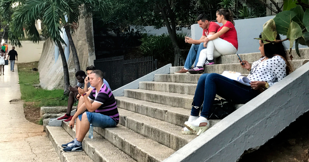 Usuarios cubanos utilizando Nauta Wifi © Cibercuba