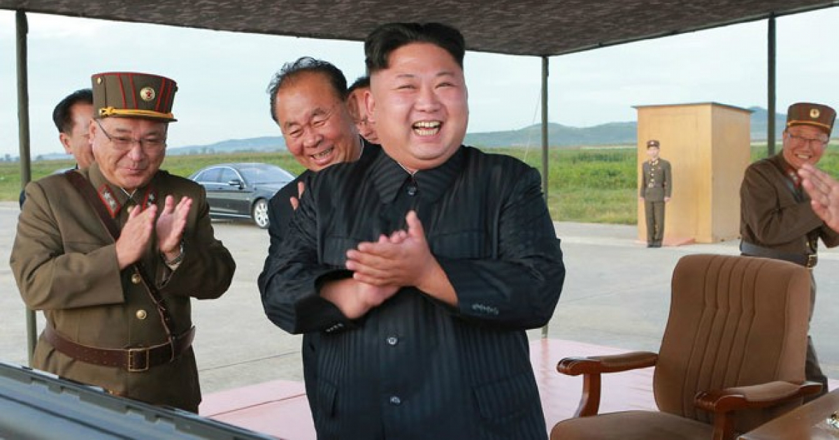 Kim Jong Un aplaude junto a militares norcoreanos © Agencia Telegráfica Central de Corea
