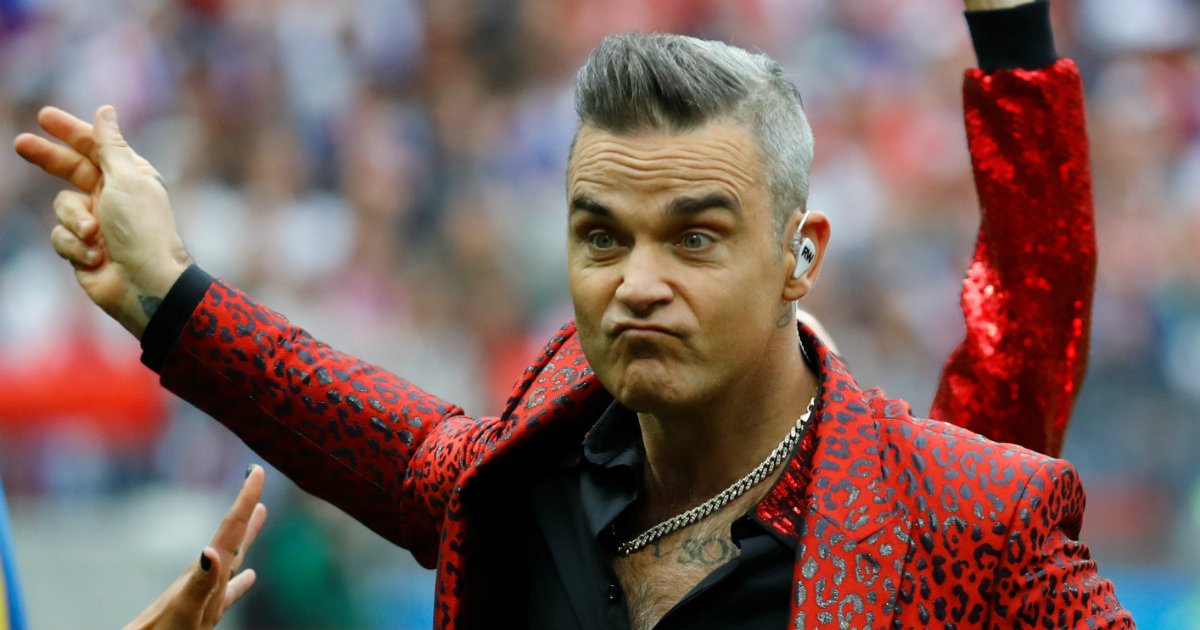 El artista británico Robbie Williams durante la ceremonia de inauguración © REUTERS/Kai Pfaffenbach