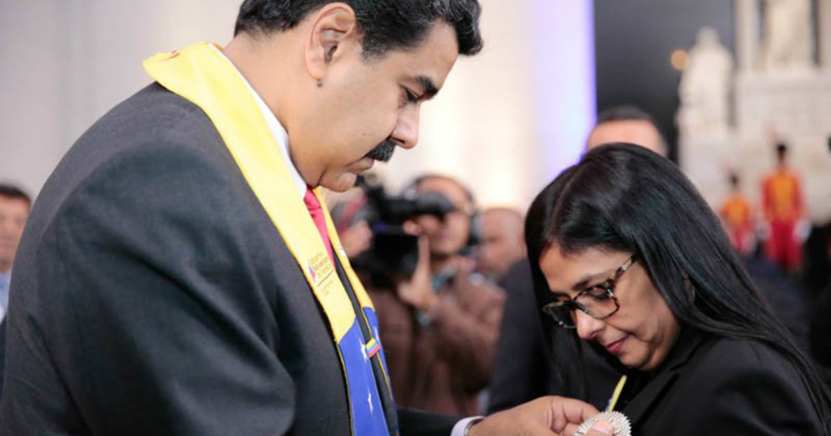 Nicolás Maduro (i) y Delcy Rodríguez (d) © Twitter/Misión Barrio Adentro Barinas