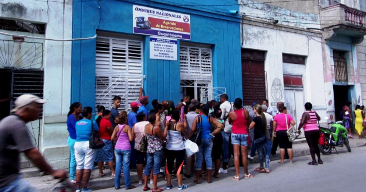 Colas al sol para comprar un pasaje en Guantánamo. © Cubanet.