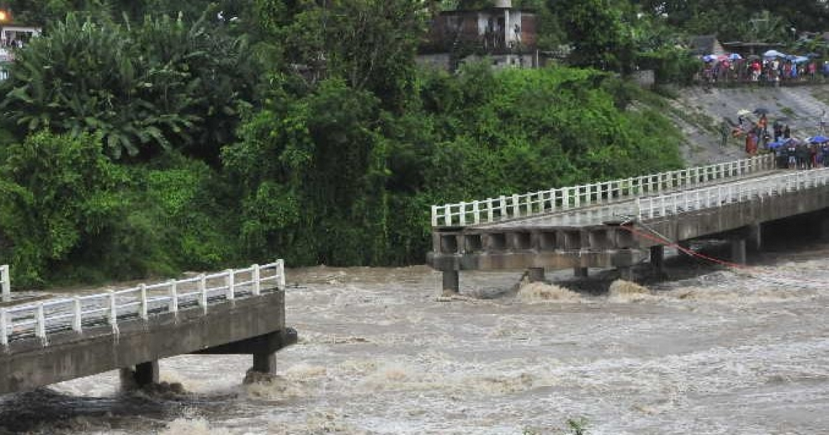 Puente sobre el río Zaza colapsado. © Escambray